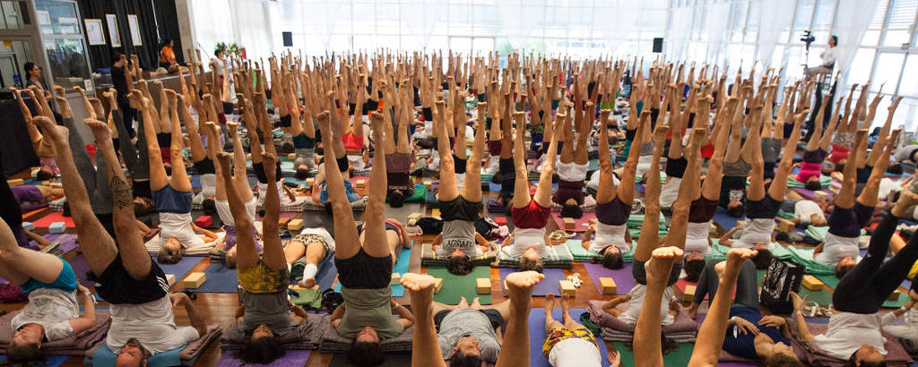 Praticantes de ioga durante seminário de Abhijata Iyengar, em São Paulo