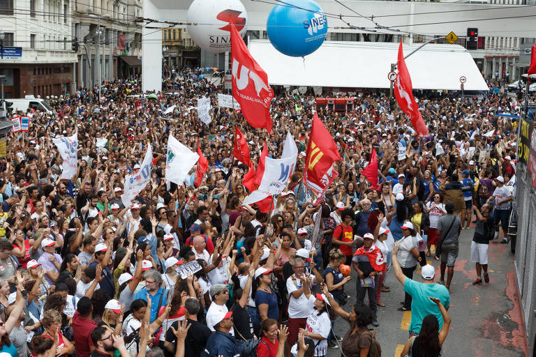 Protesto dos servidores municipais em frente à Prefeitura de São Paulo
