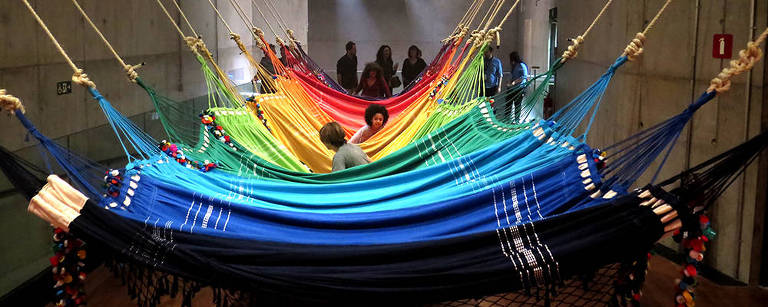 'A Rede Social', obra interativa do coletivo Opavivará, em exposição do Espaço Cultural Porto Seguro em 2017