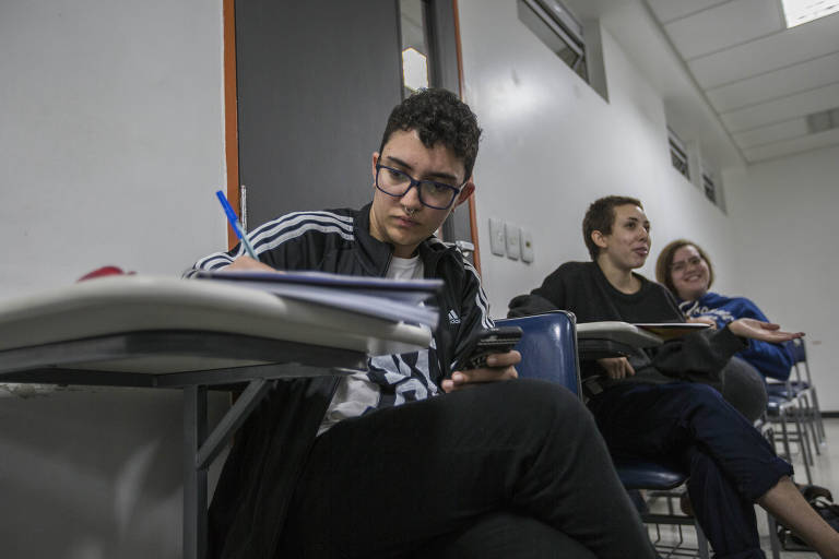 Filipe Zana, 22, em sala de aula da UFABC, uma das 12 universidades federais do país com cotas para aluno trans
