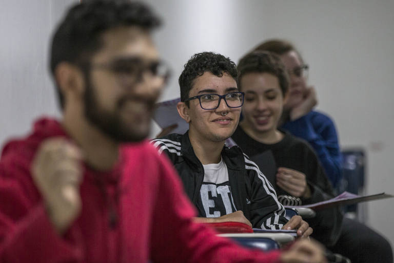 Filipe Zana, 22, estudante trans da UFABC entre colegas; a universidade federal paulista é uma das 12 que ofertam cotas para o segmento