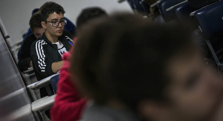 Homem trans Filipe Zana, 22, em sala de aula da UFABC, uma das universidades federais do país com política de cotas para alunos trans na graduação