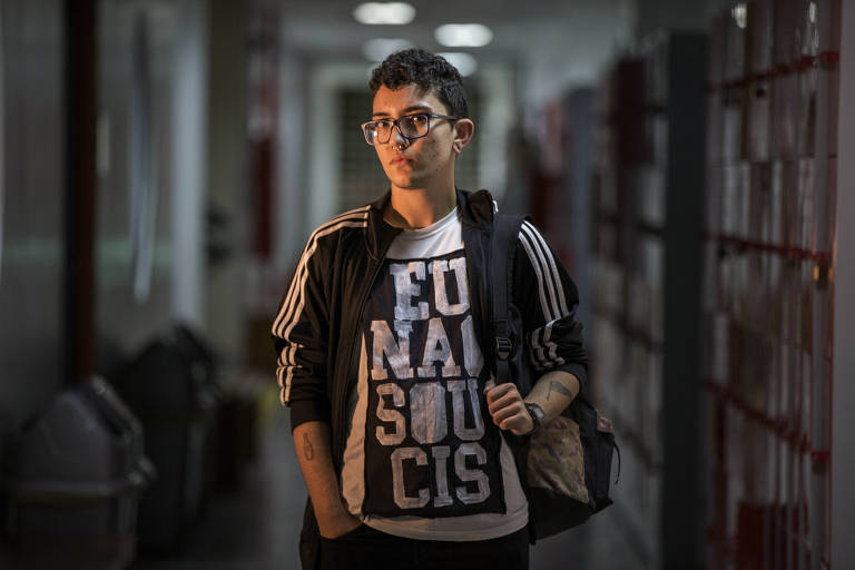 Filipe Zana, 22, com camiseta em que se lê: eu não sou cis; estudante entrou na graduação da UFABC por cotas específicas para alunos trans