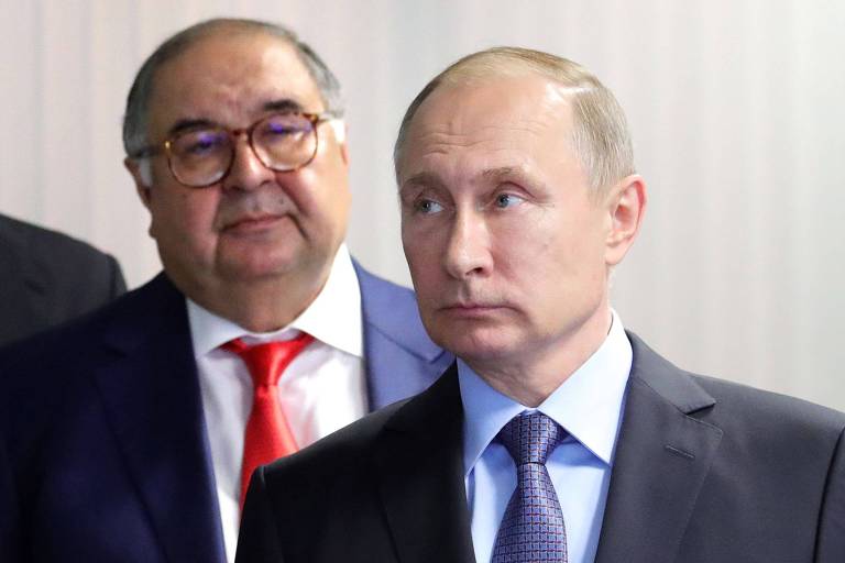 Alisher Usmanov, magnata dos metais e tecnologia, ao lado do presidente russo Vladimir Putin