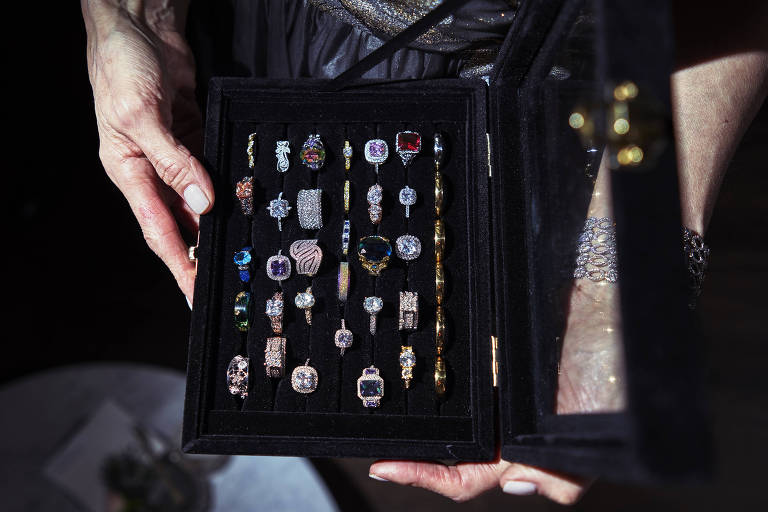 Caixa de jóias mostra 14 alianças