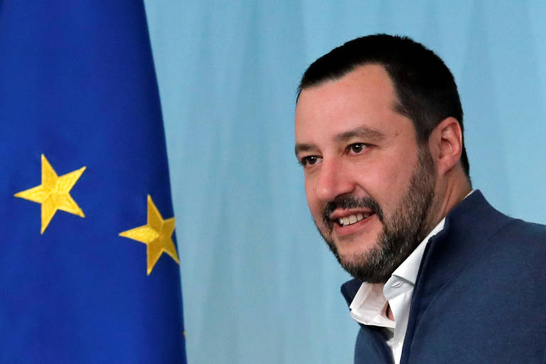retrato de Matteo Salvini com bandeira da união europeia ao fundo