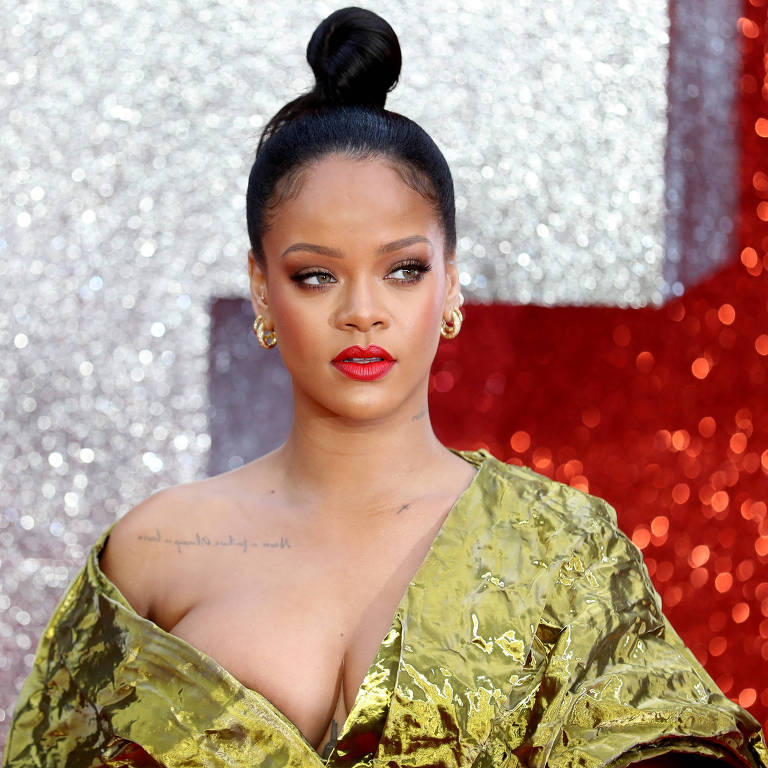 Rihanna em tapete vermelho de Londres