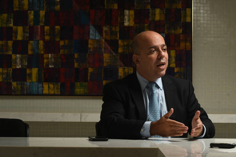 Retrato do economista Carlos da Costa enquanto conversa com a reportagem
