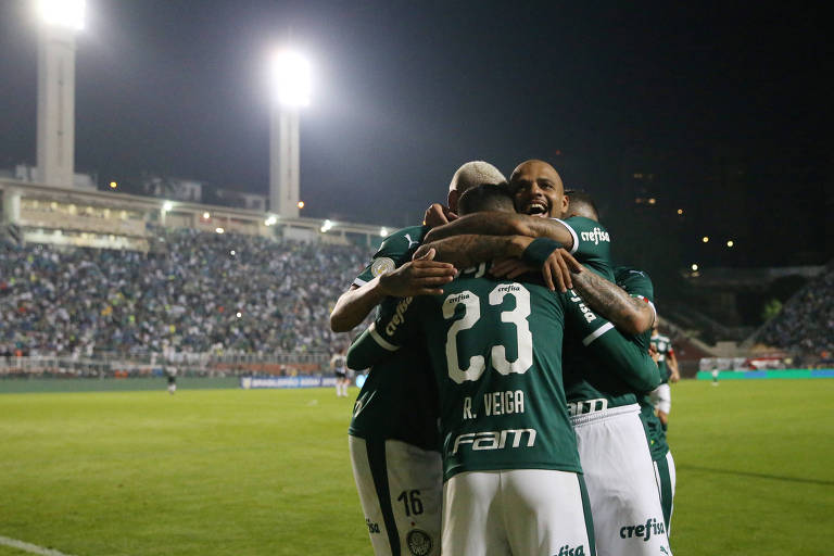 Jogadores do Palmeiras comemoram o terceiro dos quatro gols da vitória sobre o Santos