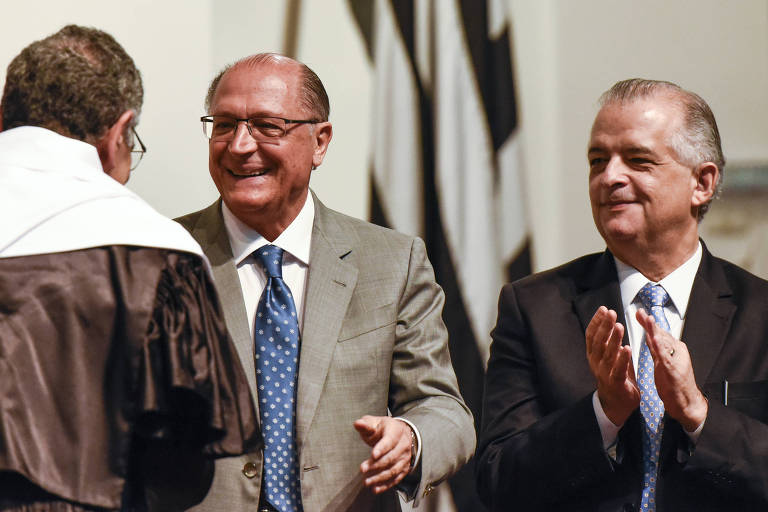 Em 2018, Alckmin deixou o governo para disputar a Presidência mais uma vez; França (à dir.) assumiu e disputou como governador, mas ficou em segundo lugar; na foto, eles participavam da posse do reitor e do vice-reitor da USP no Palácio dos Bandeirantes