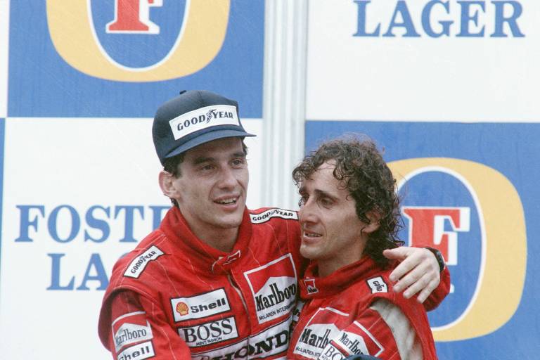 Ayrton Senna abraça Alain Prost, vencedor do GP da Austrália de 1988