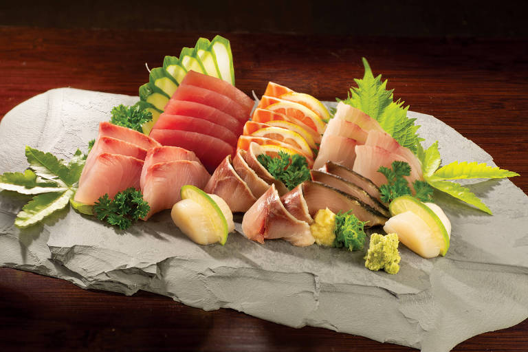Sashimi de atum, salmão, beijupirá, olho-de-boi, robalo e outros tipos de peixes servido no J1