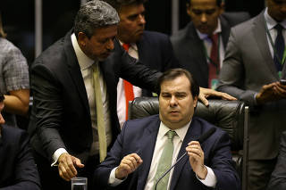 Deputado Arthur Lira, líder do PP na Câmara, conversa o presidente da Câmara, Rodrigo Maia
