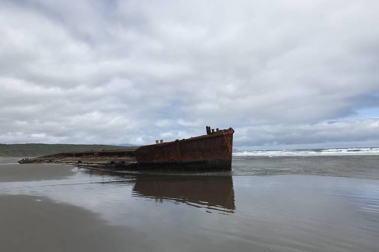 Barco abandonado na praia de Guabil, em Chepu, no Pacífico