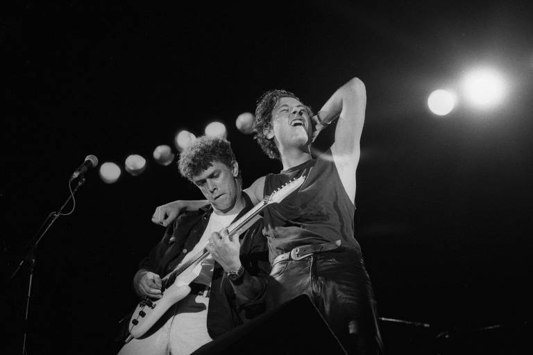 O guitarrista Loro Jones (à esq.) e o vocalista Dinho Ouro Preto, do Capital Inicial, durante show em dezembro de 1987