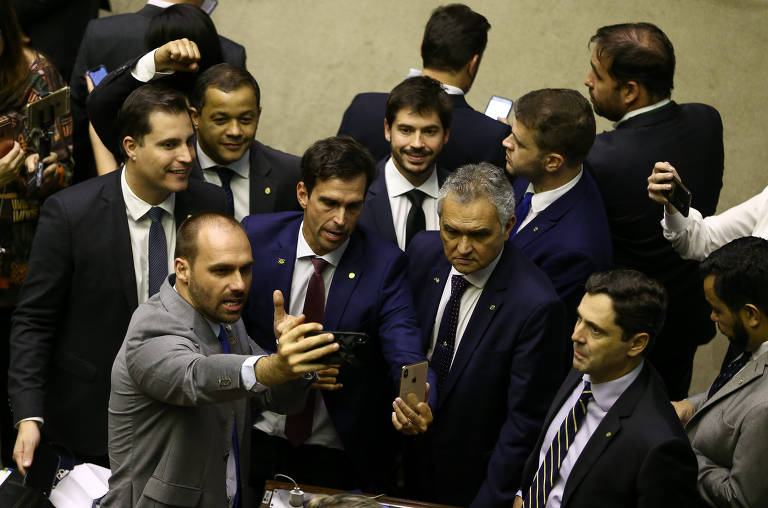 Deputados do PSL fazem lives em redes sociais durante votação do destaque que retirou o Coaf do Ministério da Justiça. Sessão no plenário da Câmara dos Deputados analisa a medida provisória 870, que define a organização administrativa e dos ministérios do governo Bolsonaro