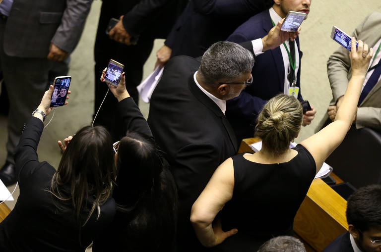 Deputados do PSL fazem lives em redes sociais durante votação do destaque que retirou o Coaf do Ministério da Justiça. Sessão no plenário da Câmara dos Deputados analisa a medida provisória 870, que define a organização administrativa e dos ministérios do governo Bolsonaro