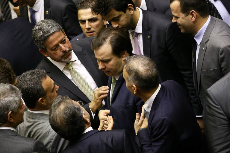 Plenário da Câmara dos Deputados durante votação da medida provisória 870, que define a organização administrativa e dos ministérios do governo Bolsonaro. O presidente da Câmara, deputado Rodrigo Maia (DEM-RJ), aparece conversando com parlamentares no meio do plenário