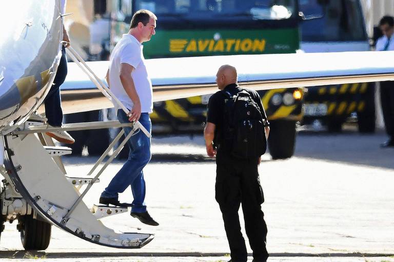 O empresário Joesley Batista ao deixar avião da Polícia Federal em Brasília