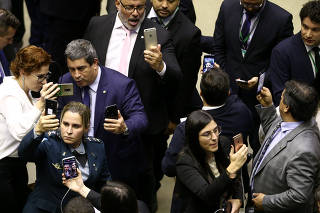 Deputados do PSL fazem lives em redes sociais durante a votação em Brasília, DF