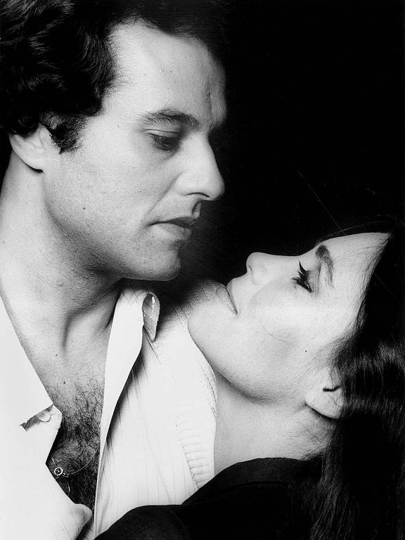 Os atores Dennis Carvalho e Regina Duarte em cena do seriado "Malu Mulher",