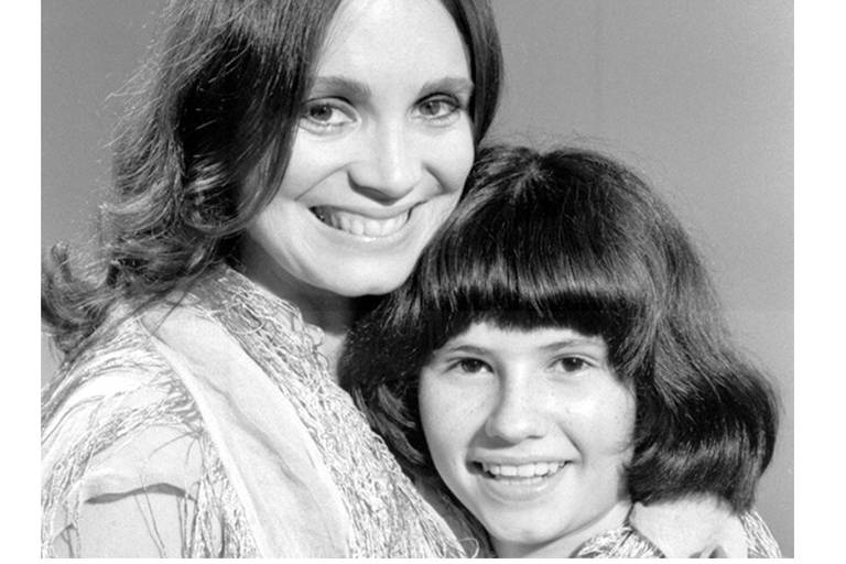 Malu (Regina Duarte) e a filha Elisa (Narjara Turetta)