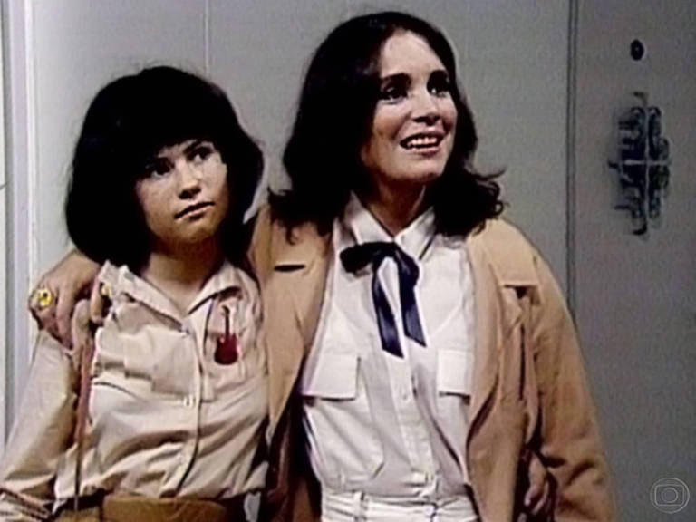 Elisa (Narjara Turetta) com a mãe, Malu (Regina Duarte)