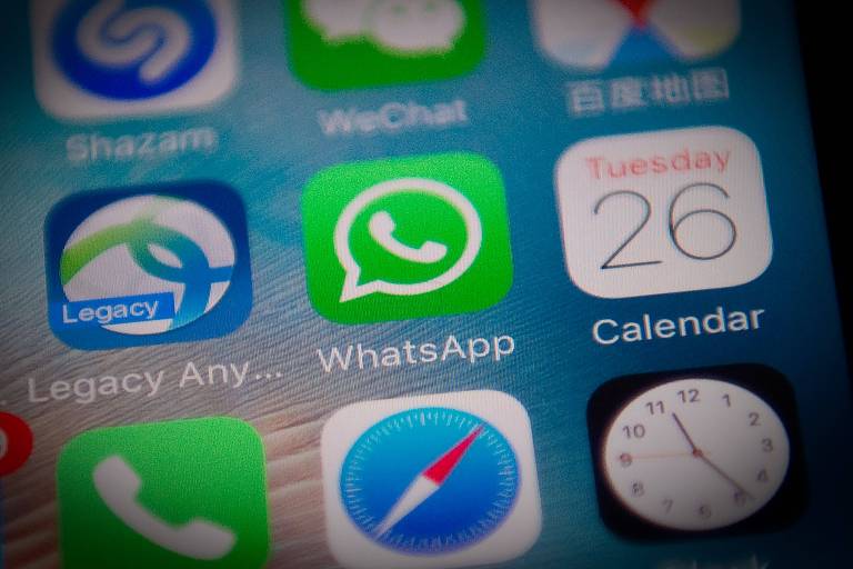 Logo do WhatsApp, aplicativo de troca de mensagens, em tela de celular