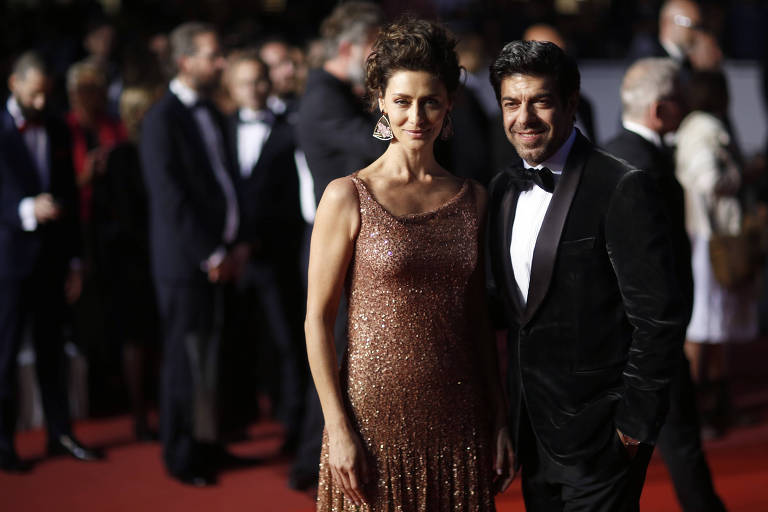 Maria Fernanda Cândido e Pierfrancesco Favino no tapete vermelho de Cannes