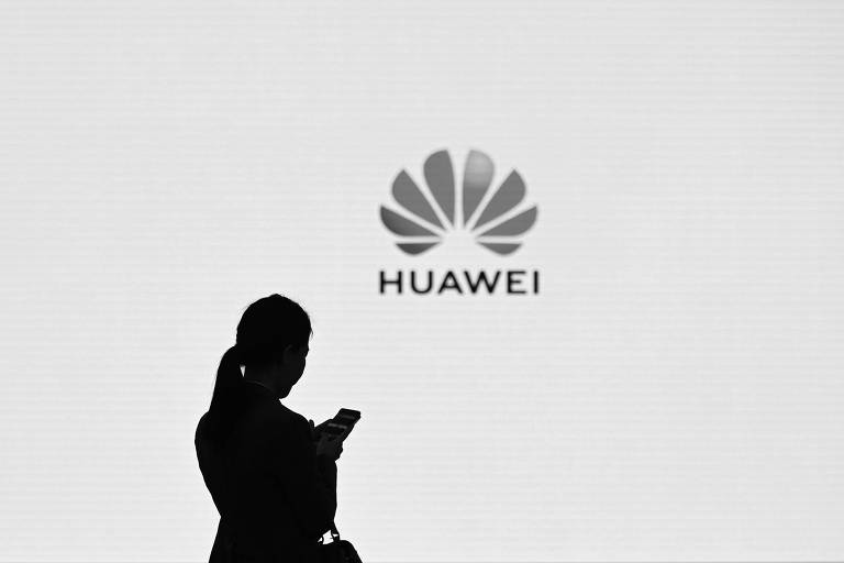 Funcionária da Huawei usa telefone em Shenzhen, na província de Guangdong, na China
