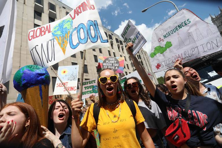 Estudantes e ativistas marcham em Londres