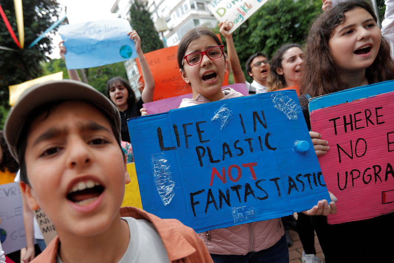 Cartaz parafraseia a música "Barbie Girl" e diz "A vida em plástico não é fantástica", em Istambul