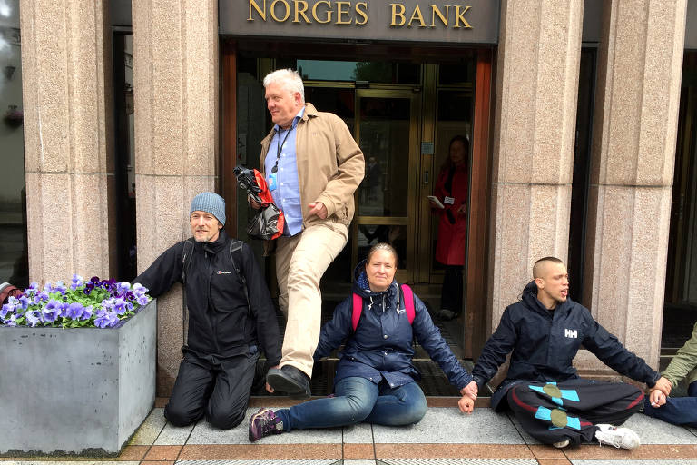 O grupo Extinction Rebellion bloqueia a entrada de um banco em Oslo, Noruega