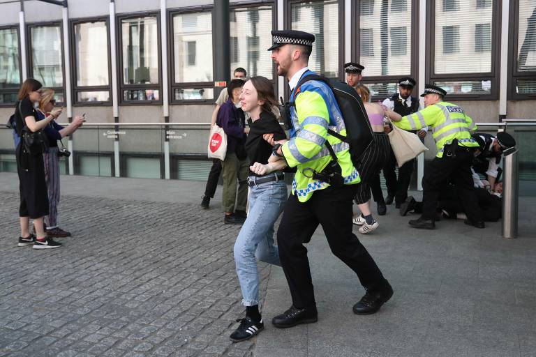 Estudante é levada por policial do Departamento de Negócios, Energia e Estratégia Industrial em Londres