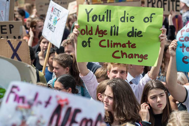 "Você vai morrer de velhice, eu vou morrer de mudança climática", diz pôster de manifestante na Alemanha