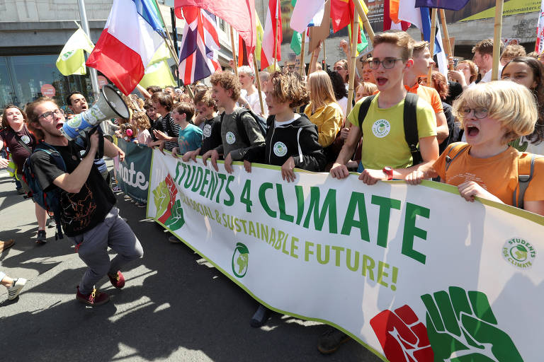 Manifestantes carregam faixa que diz "Estudantes pelo clima", na Bélgica