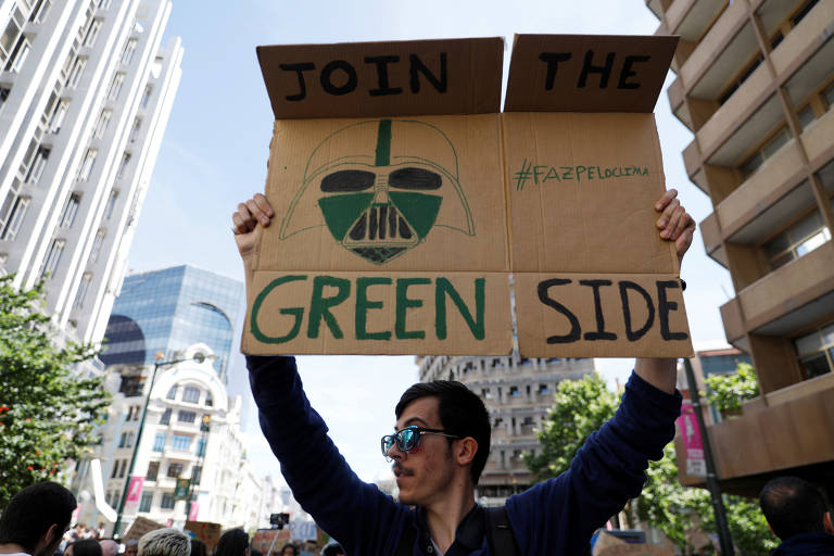 "Nós falamos pelas árvores", diz cartaz de estudantes em Londres