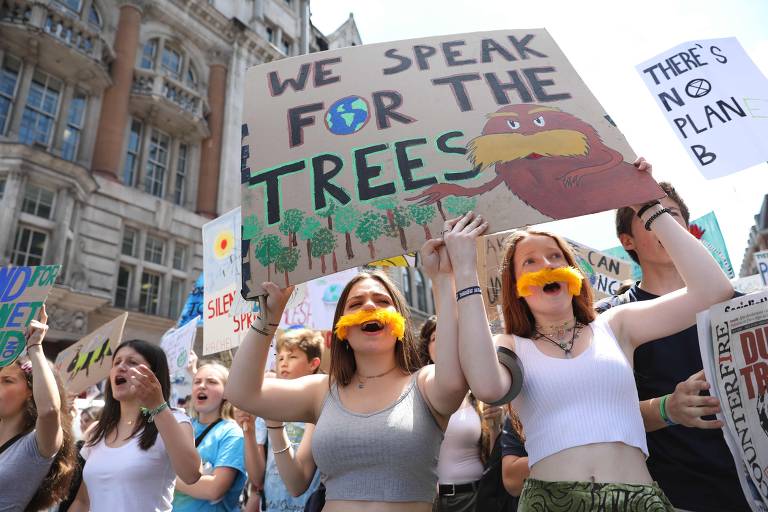 "Nós falamos pelas árvores", diz cartaz de estudantes em Londres