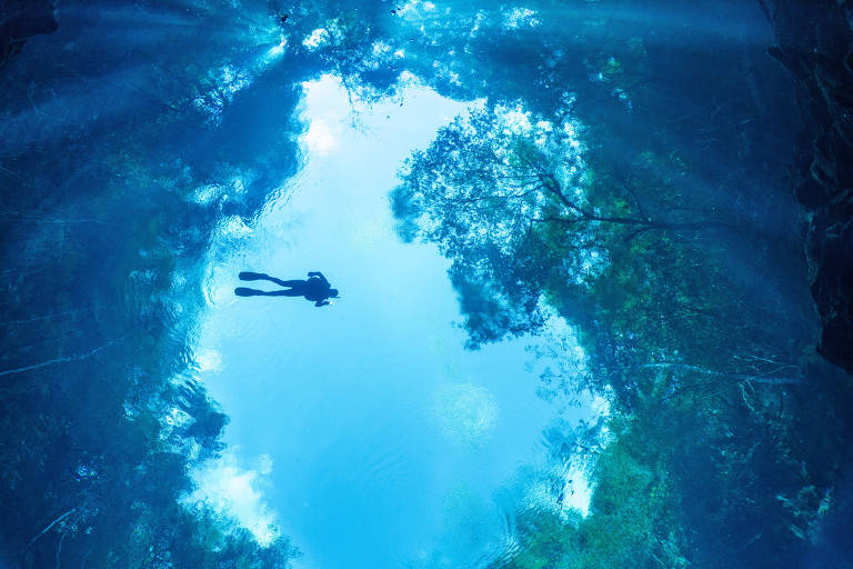 Mergulhador na Lagoa Misteriosa, em Bonito