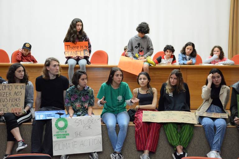 Estudantes brasileiros participam da Greve Global pelo Clima em São Paulo, em 24 de maio
