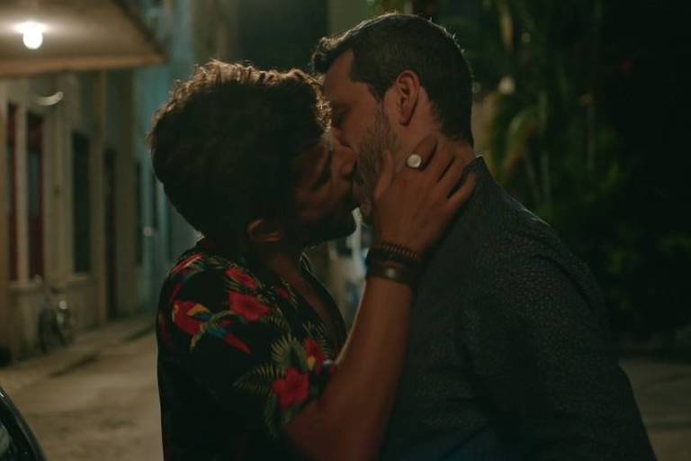 Kleber (Kelner Macêdo) e Décio (Bruno Garcia) se beijam em 'Sob Pressão'