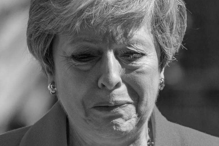 A primeira-ministra britânica, Theresa May, chora durante discurso no qual anunciou sua renúncia

