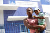 Taine Mascarenhas e Thaylon em frente ao posto de saúde de Pirajá, em Salvador