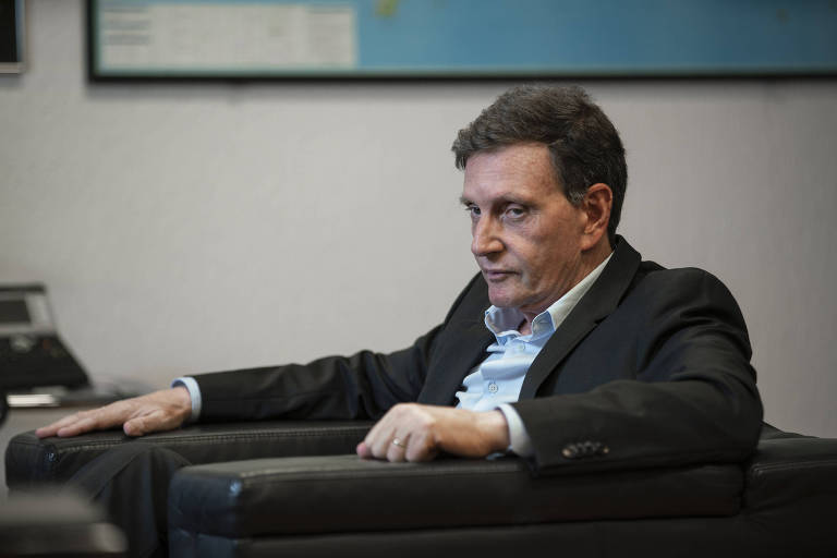 Marcelo Crivella em seu gabinete na Prefeitura do Rio