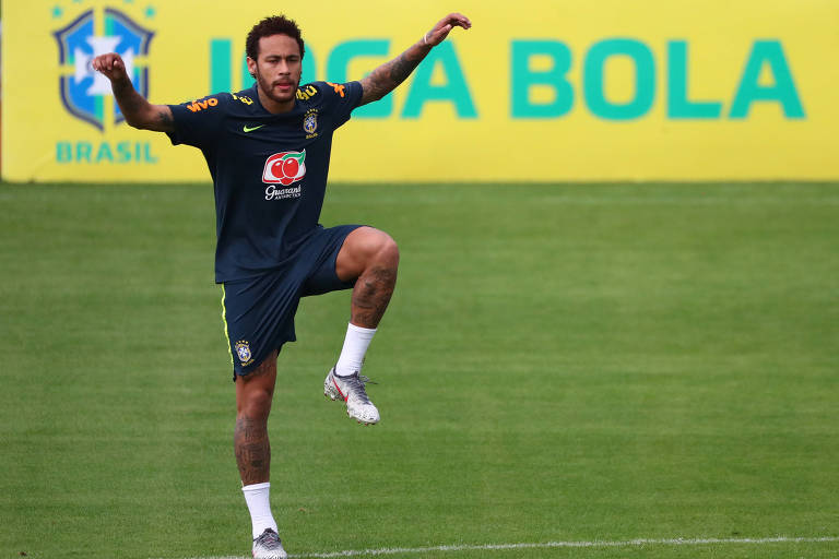 Neymar salta durante treino na Granja Comary em preparação para a Copa América