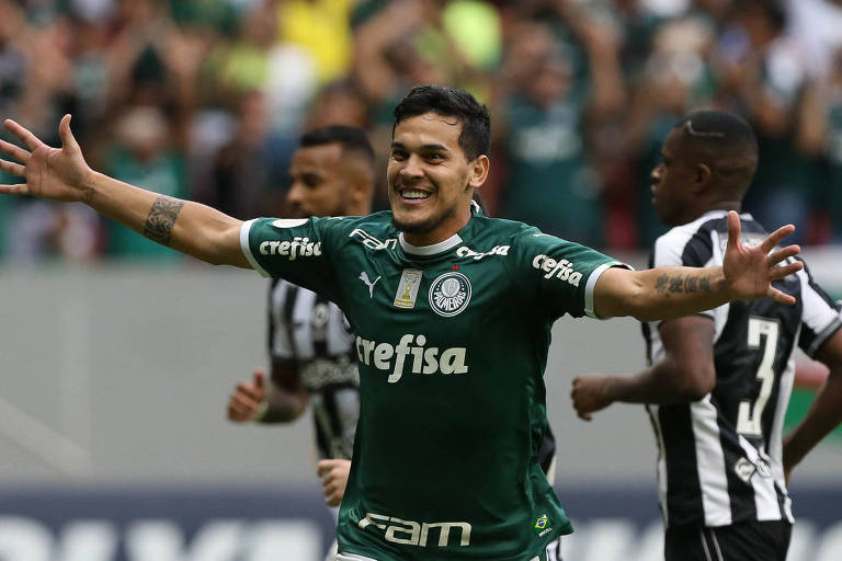 O jogador Gustavo Gómez, do Palmeiras, comemora gol de pênalti na vitória contra o Botafogo pela sexta rodada do Campeonato Brasileiro