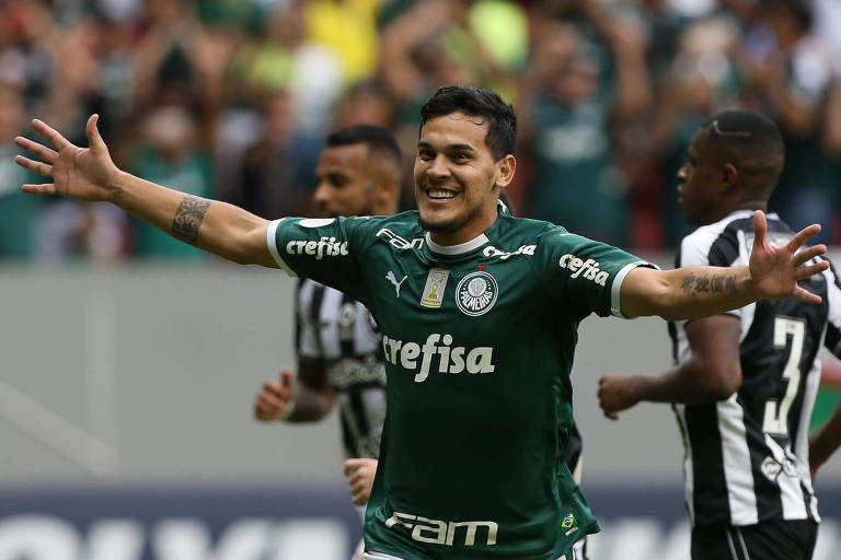 Com os braços abertos e um sorriso no rosto, o paraguaio Gustavo Gómez comemora o gol da vitória palmeirense