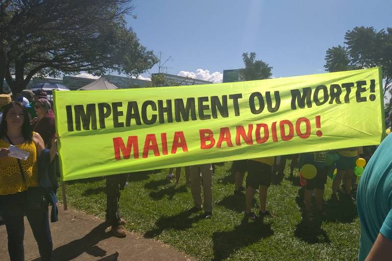 Manifestante segura faixa com crítica a Rodrigo Maia (DEM-RJ).