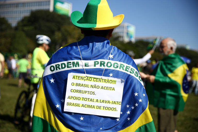 Manifestantes em defesa do governo Bolsonaro na esplanada dos ministérios. Com faixas e cartazes contra o STF e os deputados do Centrão, os manifestantes declaram apoio à Bolsonaro, à reforma da previdência e ao ministro Sérgio Moro
