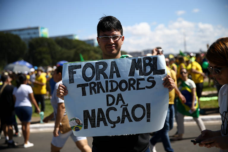 Manifestantes em defesa do governo Bolsonaro na esplanada dos ministérios. Com faixas e cartazes contra o STF e os deputados do Centrão, os manifestantes declaram apoio à Bolsonaro, à reforma da previdência e ao ministro Sérgio Moro